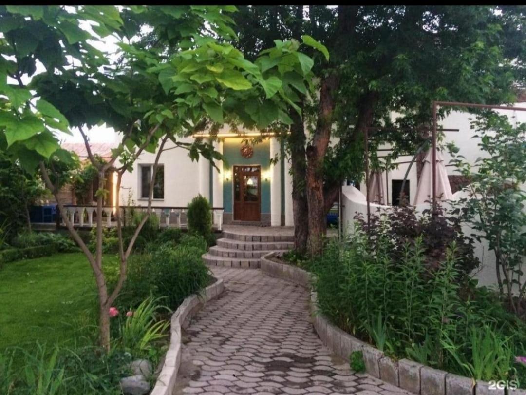 Strelets Hotel Biskek Kültér fotó